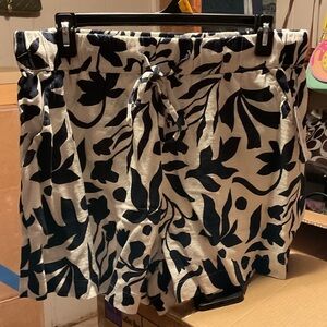 Time and Tru Black and White Women Shorts